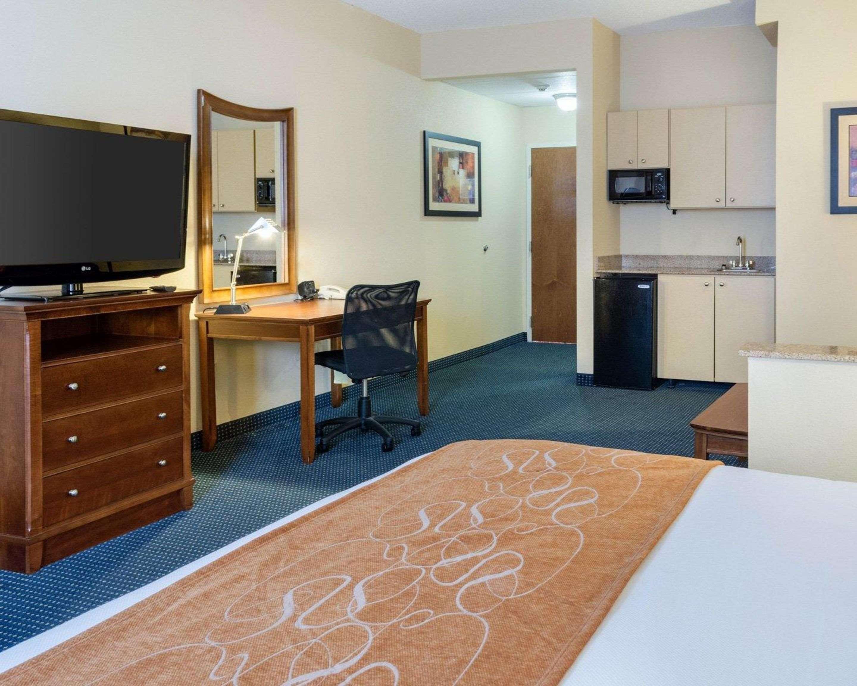 Comfort Suites Newport News Airport Exteriér fotografie